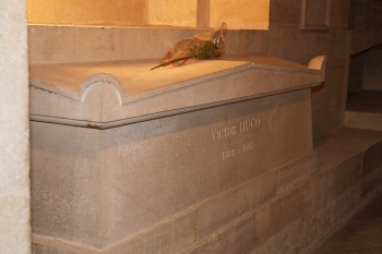 Cercueil de Victor Hugo dans la crypte du Panthéon (Paris).