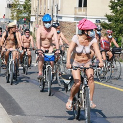Cyclonue 2020 de Rennes (WNBR). Arrivée des cyclistes sur le pont Malakoff.